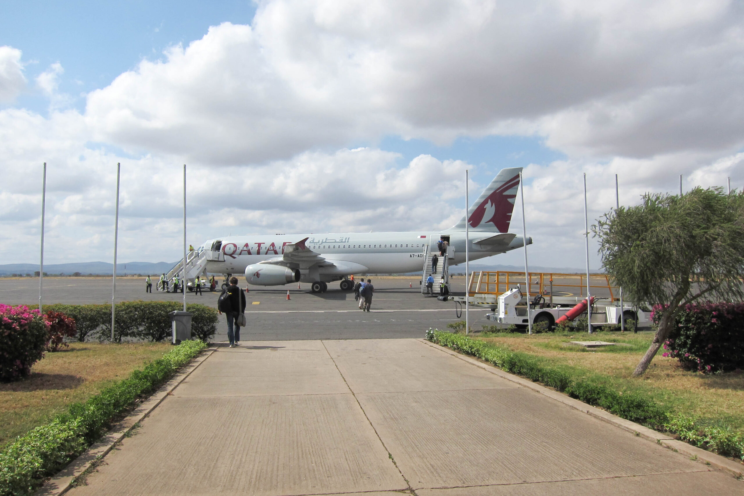 Qatar_Airways_at_Kilimanjaro_Airport_2014